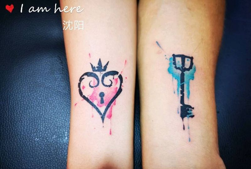 情侣锁纹身图片_手臂纹身图案