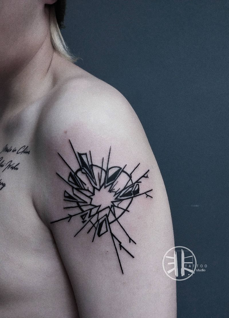 破碎的心纹身图片_肩部手臂Old School几何纹身图案