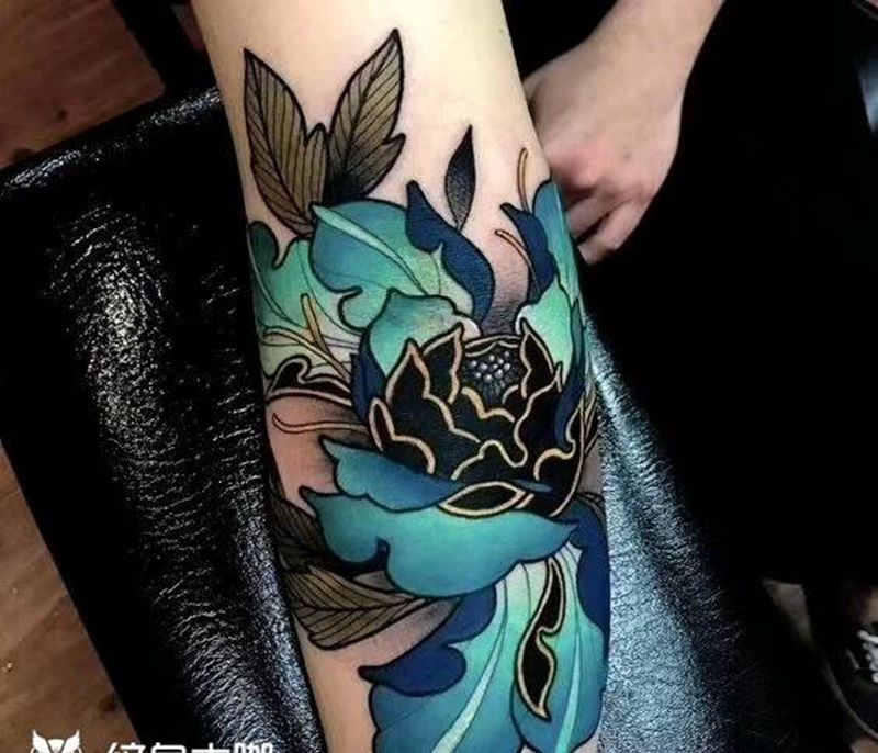 牡丹之蓝色纹身图片_手部新传统水彩纹身图案