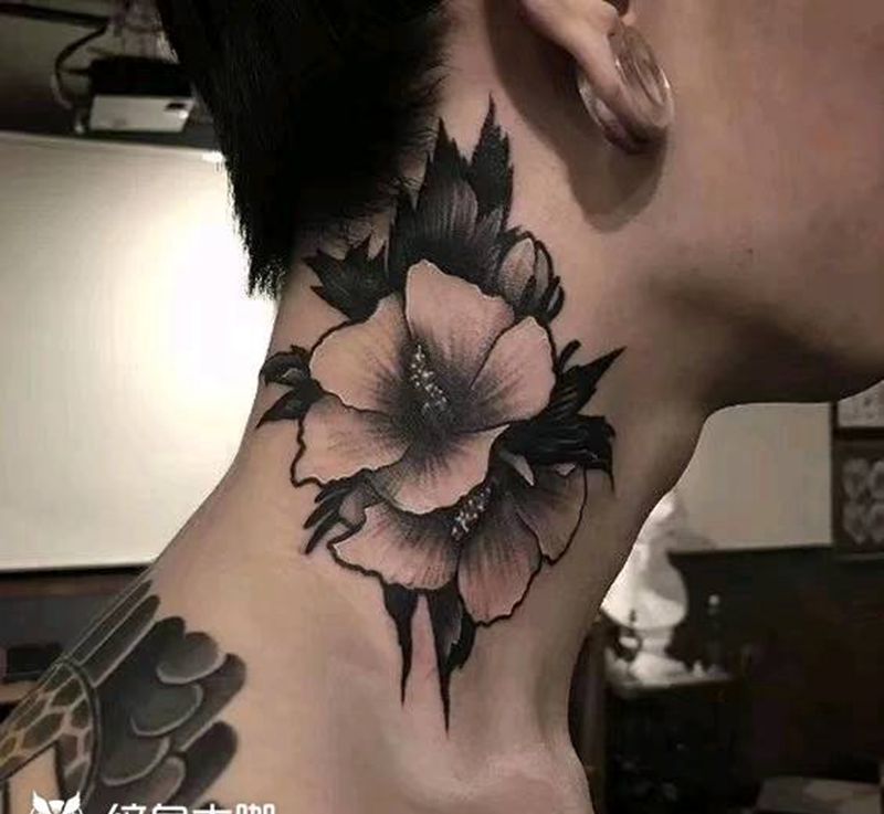 素花纹身图片_颈部点刺黑灰纹身图案