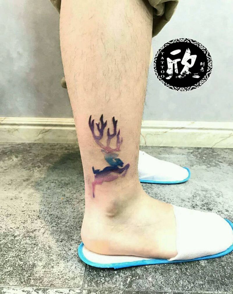 星空 鹿纹身图片_腿部水彩纹身图案