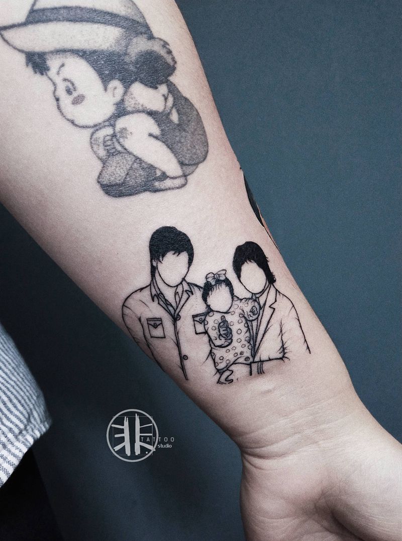简笔肖像纹身图片_手臂Old School全家福老照片简笔肖像纹身图案