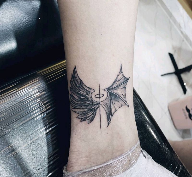 翅膀纹身图片_脚部黑灰小清新纹身图案