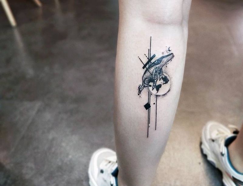 鲸鱼纹身图片_腿部几何点刺遮盖旧鲸鱼纹身图案