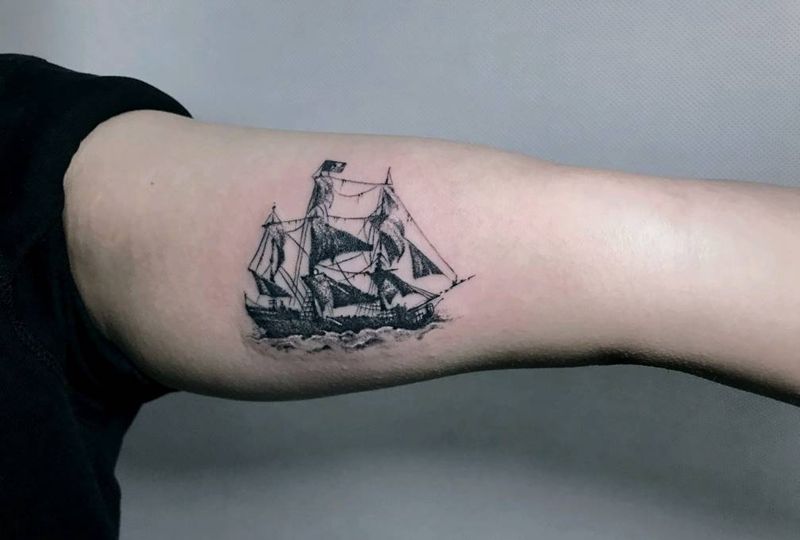 船纹身图片_手臂点刺纹身图案