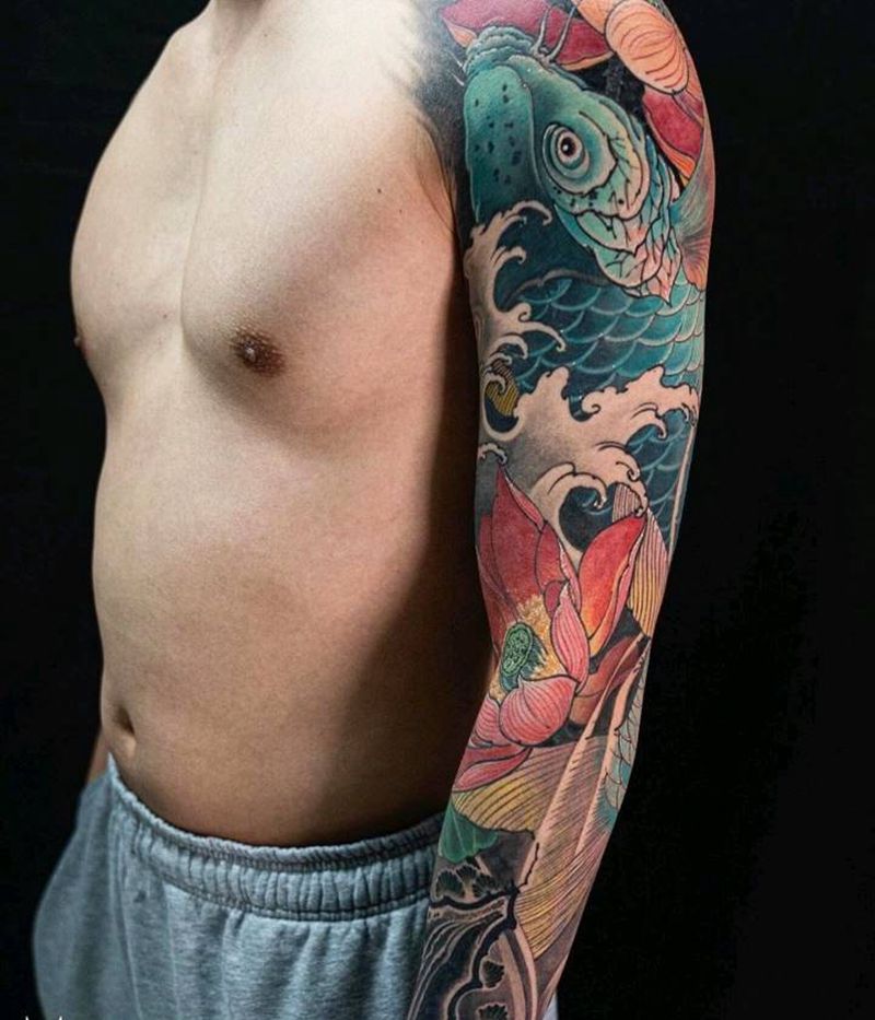 锦鲤花臂纹身图片_手臂新传统纹身图案