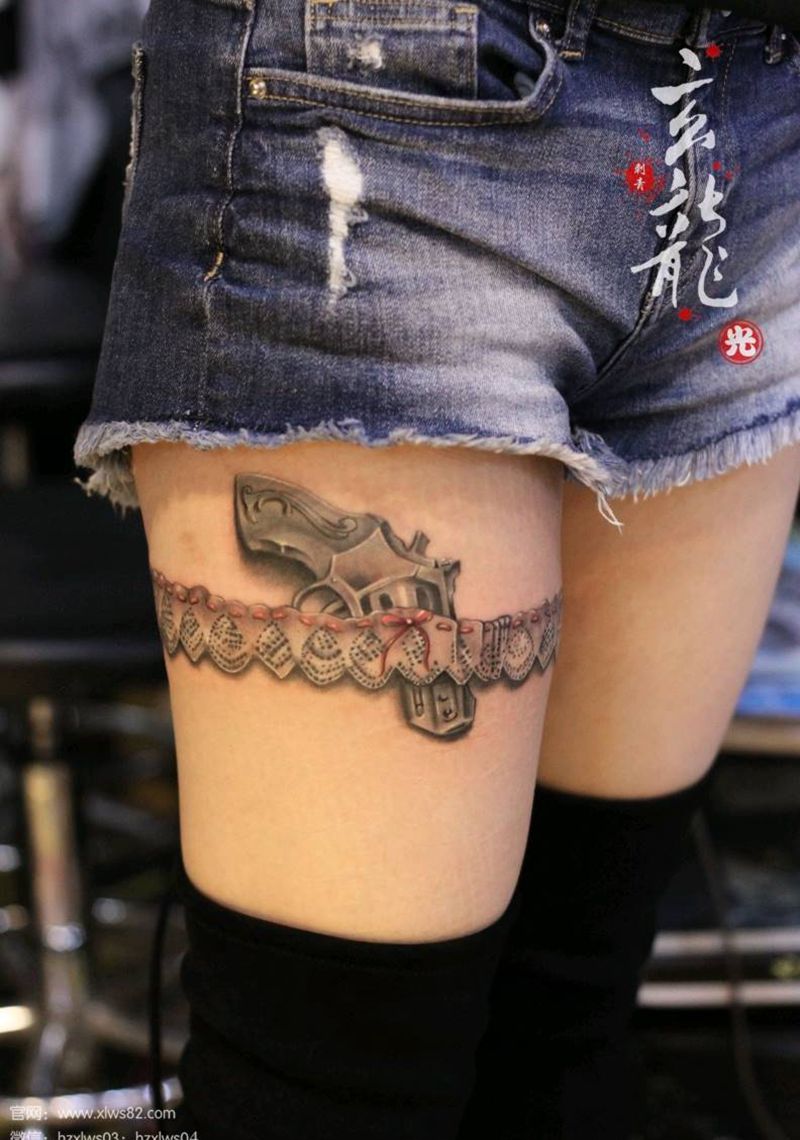 手枪花边纹身图片