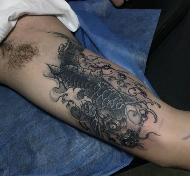 锦鲤加铜钱和珠子纹身图片_手臂新传统纹身图案