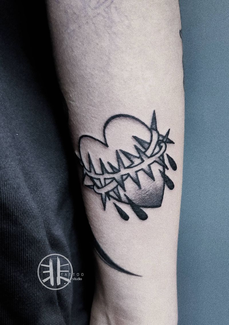 荆棘爱心纹身图片_手臂Old School荆棘心脏纹身图案