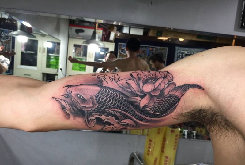 手臂内侧手臂纹身纹身图片_手臂传统动物鲤鱼纹身图案