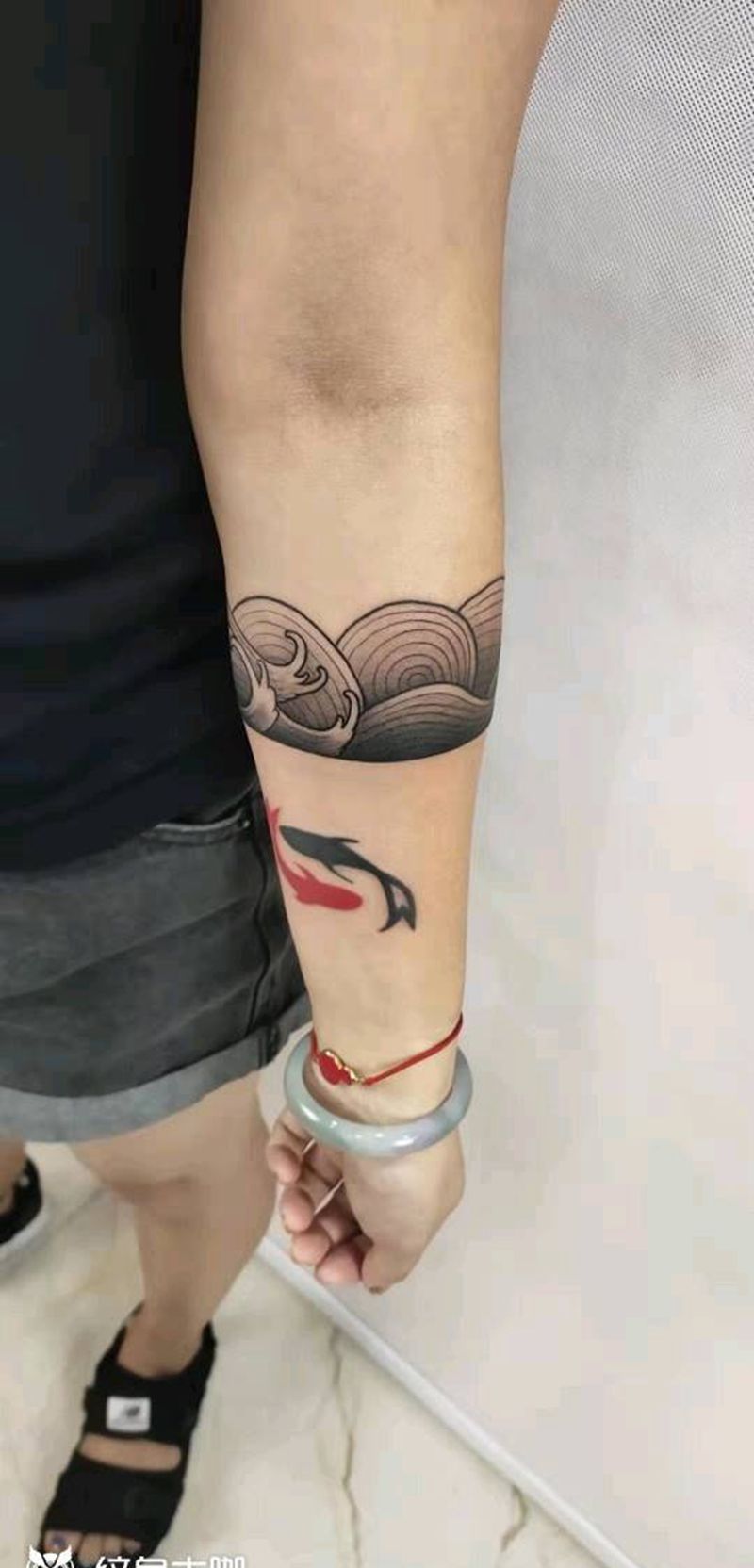 浪花手环纹身图片_手部小清新 线条纹身图案