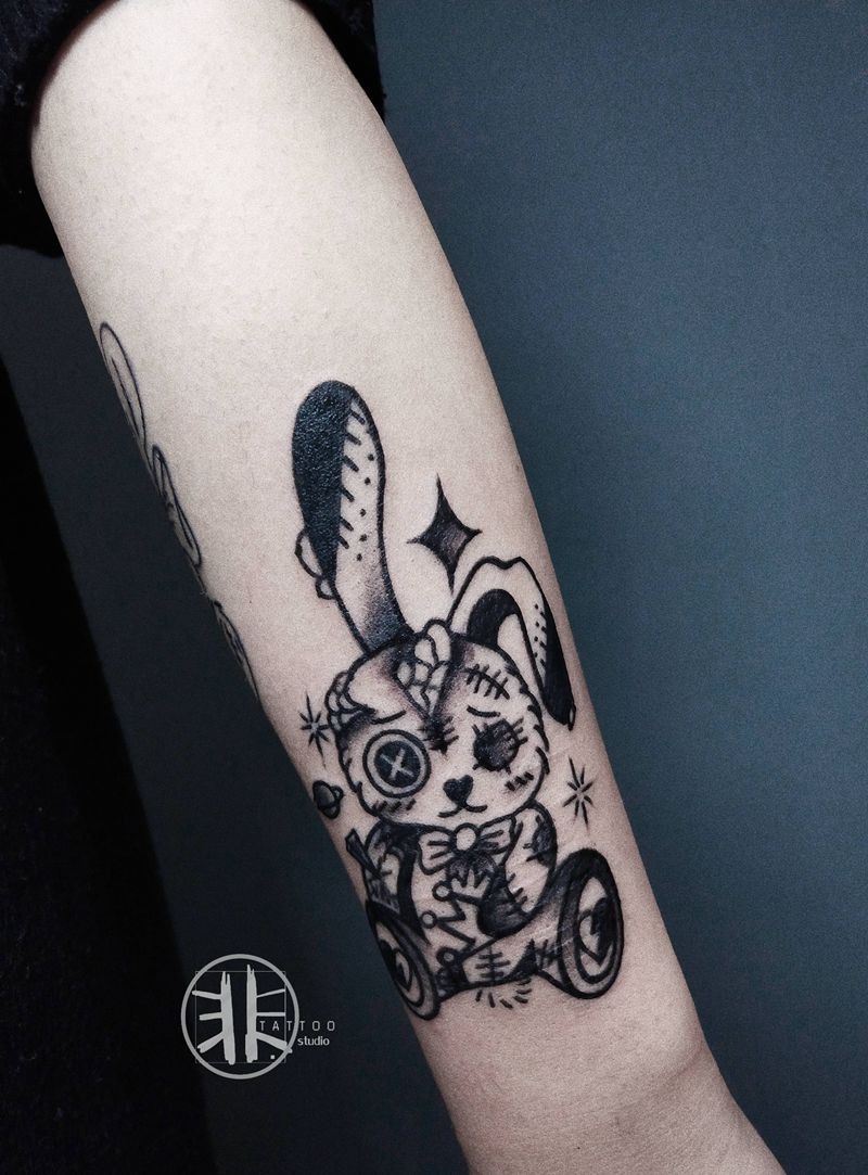 暴力兔纹身图片_手臂Old School暗黑系兔子纹身图案