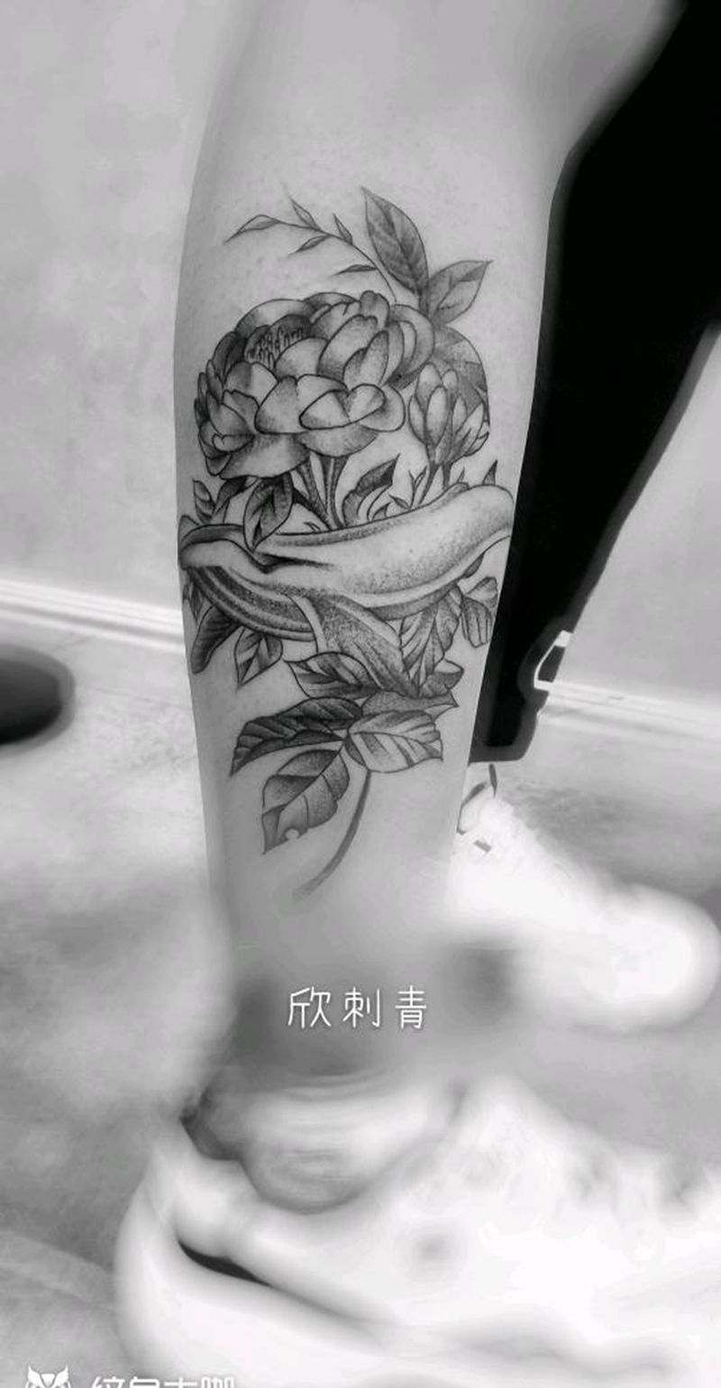 点刺 鲸鱼纹身图片_腿部脚部欧美清新植物点刺成品纹身图案