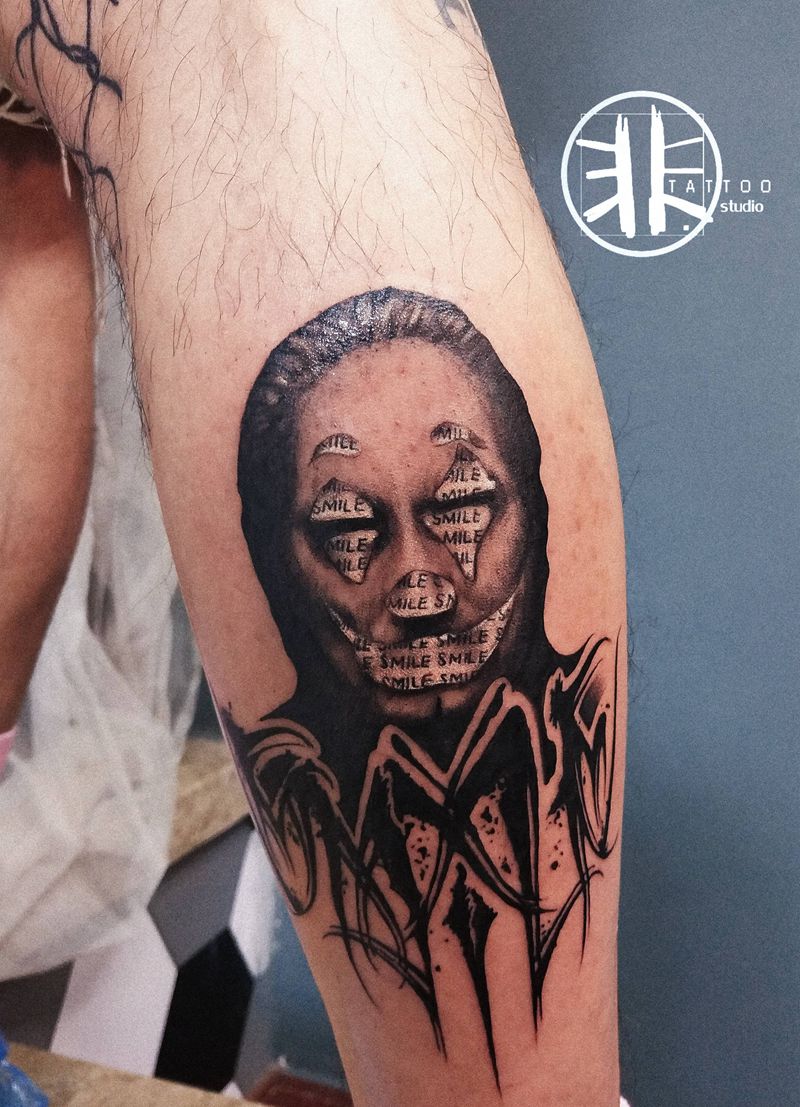 小丑纹身图片_腿部欧美写实小丑花体字纹身图案