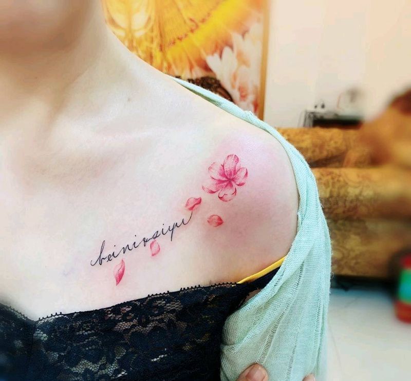 英文加樱花纹身图片_肩部水彩小清新纹身图案