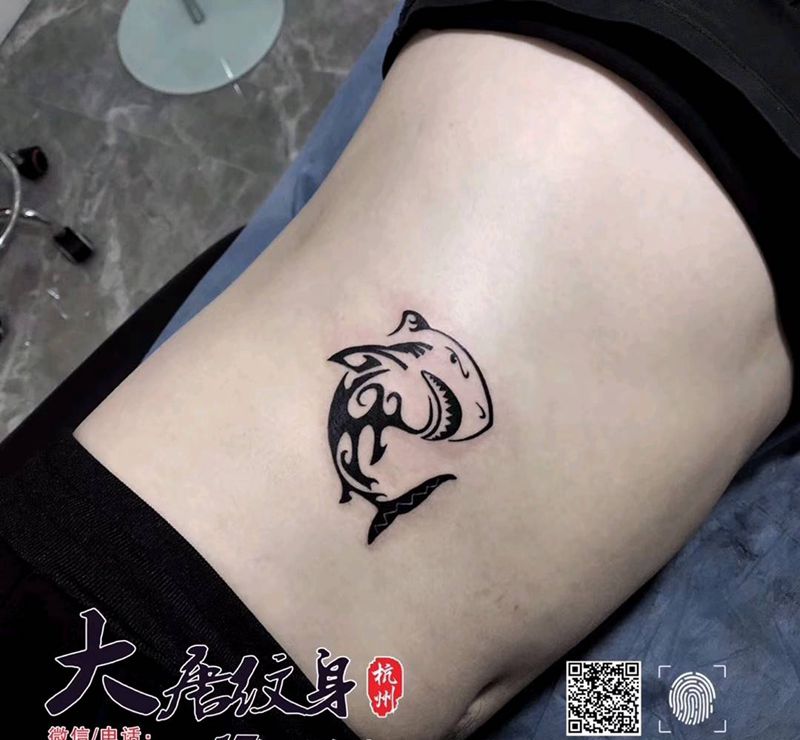 鲨鱼作品分享纹身图片_腰部New School纹身图案