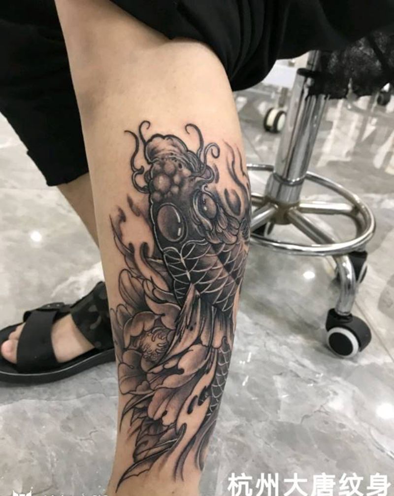锦鲤纹身图片_腿部新传统纹身图案