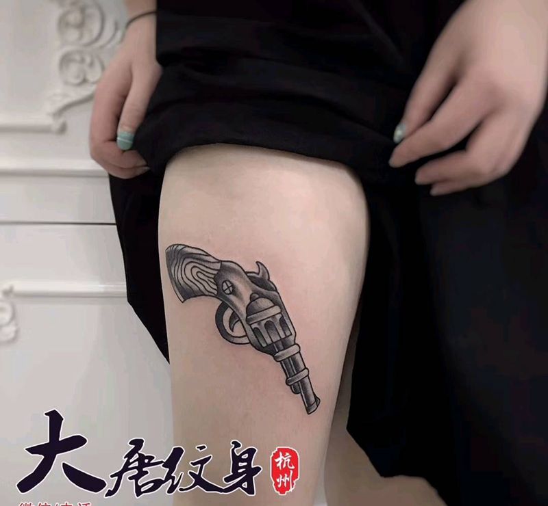 手枪纹身图片_腿部New School纹身图案