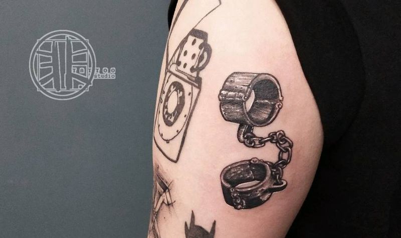 脚镣-暗黑系纹身图片_手臂欧美写实点刺暗黑系脚镣单针纹身图案