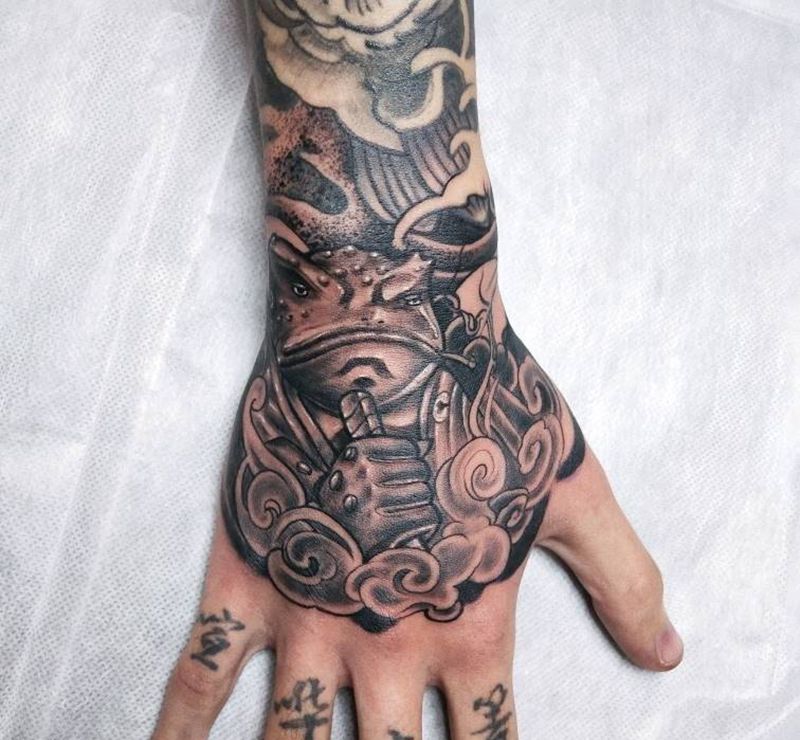 蛤蟆老大纹身图片_手部新传统火影蛤蟆老大纹身图案