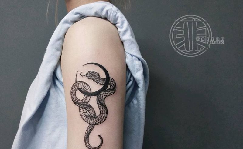 蛇纹身图片_手臂Old School点刺蛇月亮纹身图案