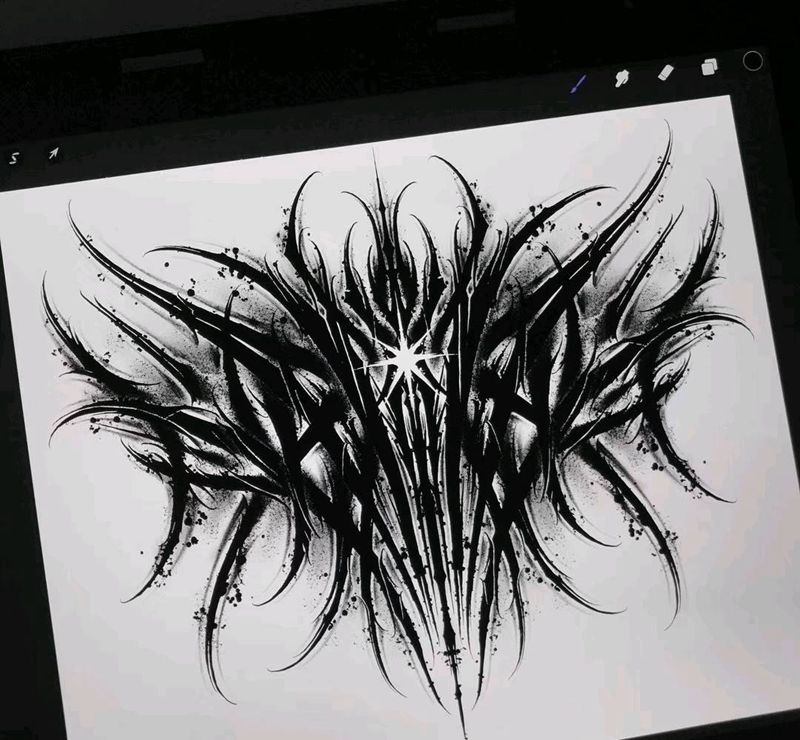 卡奇诺纹身图片_胸部背部花体字纹身图案