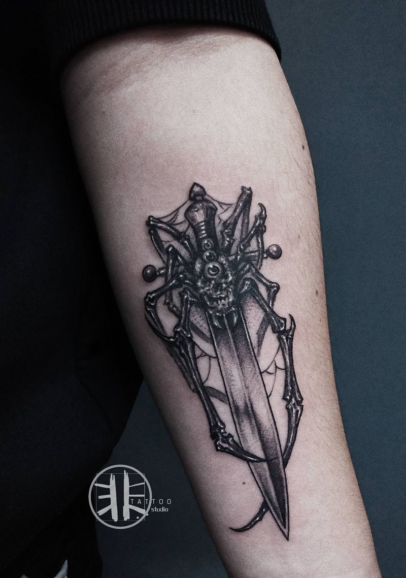 暗黑系十字匕首纹身图片_手臂点刺Old School暗黑系蜘蛛十字匕首纹身图案