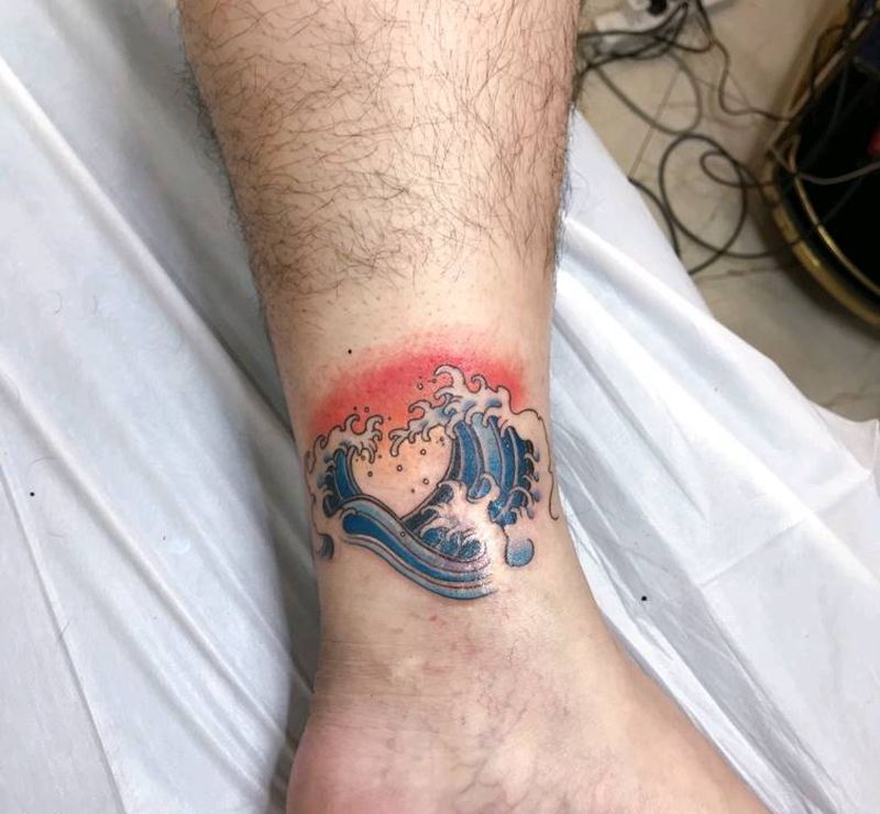 海浪纹身图片_脚部新传统纹身图案