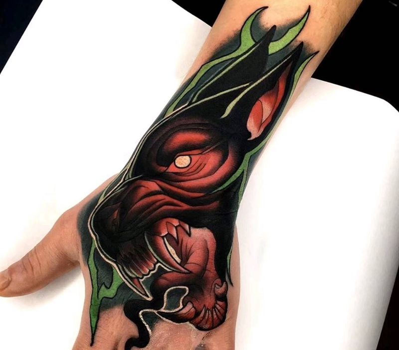 手背纹身纹身图片_手部欧美写实Old School花体 传统纹身图案