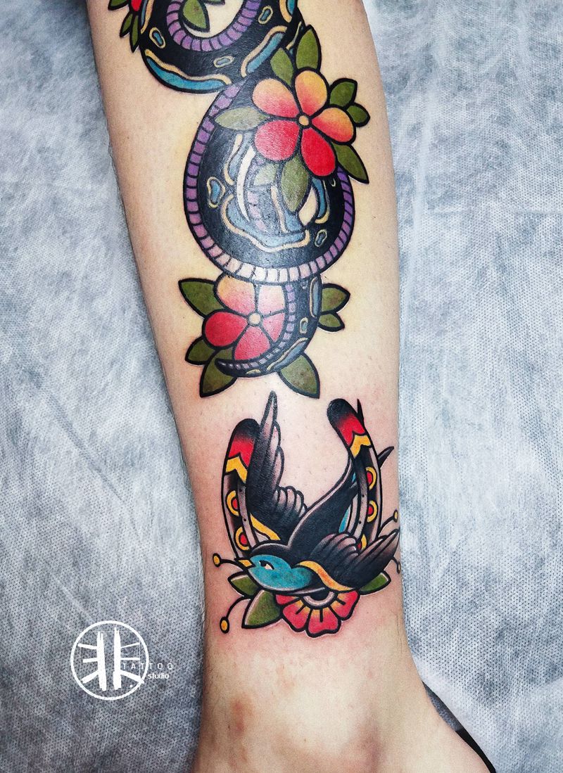 oldschool燕子纹身图片_腿部Old School燕子马蹄铁纹身图案