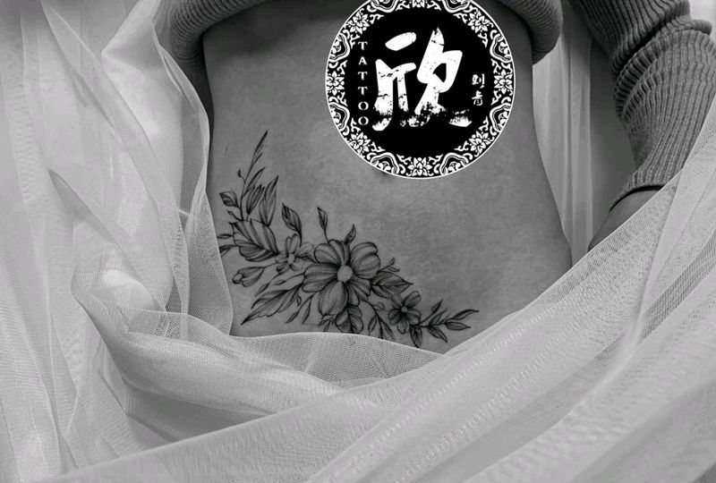 素花（遮盖刨腹产）纹身图片_腹部纹身图案