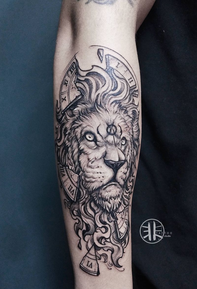 狮子时钟纹身图片_手臂欧美写实点刺狮子时钟纹身图案