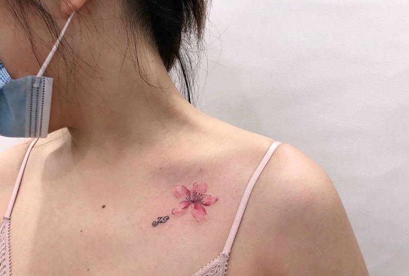 一朵小花纹身图片_肩部彩色小清新纹身图案