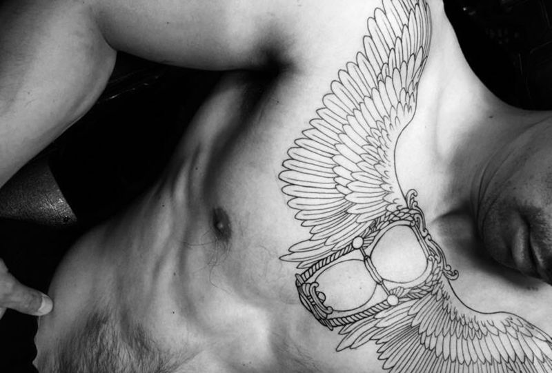 翅膀沙漏⏳纹身图片_成品胸部欧美纹身图案