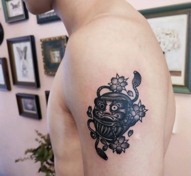 达摩蛋纹身图片_肩部手臂老传统纹身图案