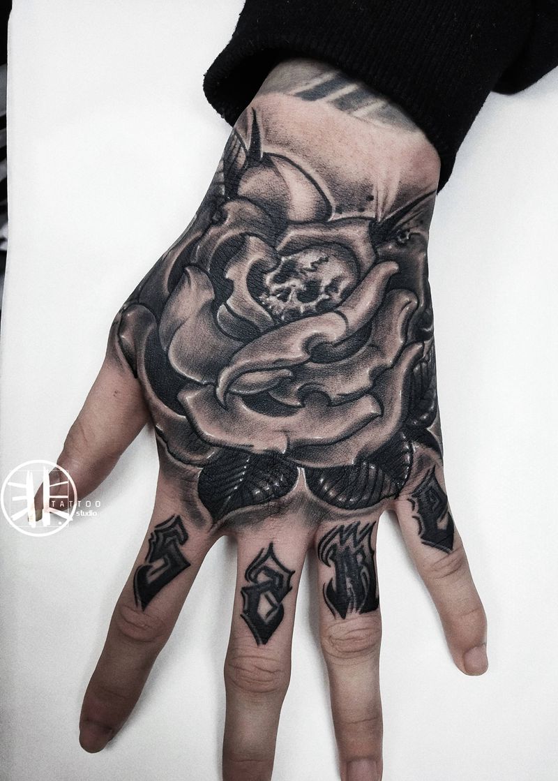 玫瑰花纹身图片_手部Old School花体字手背奇卡诺英文纹身图案