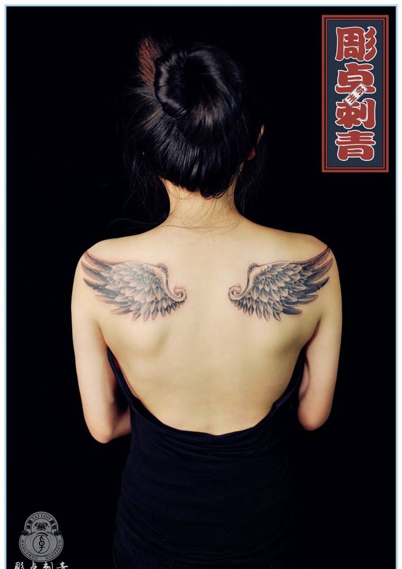 翅膀纹身图片_成品背部欧美清新写实翅膀纹身图案