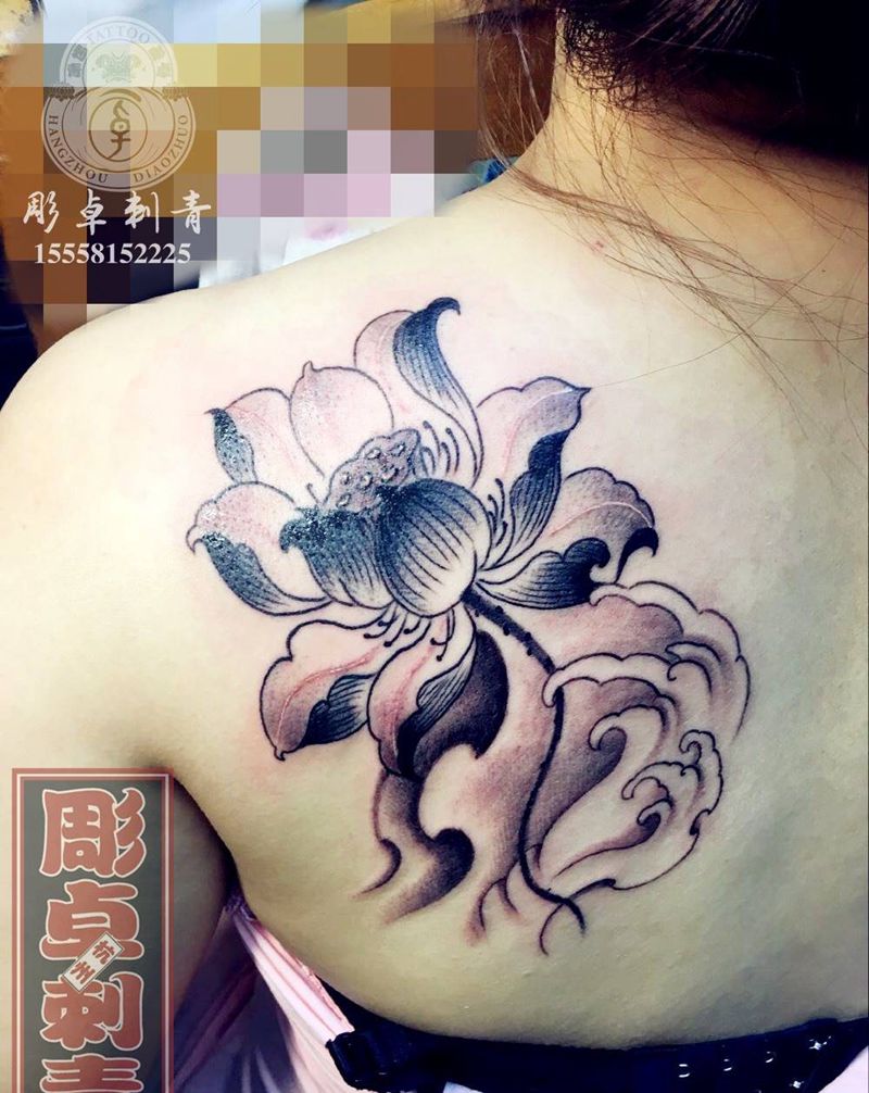 肩上莲花纹身图片_成品肩部传统植物莲花杭州原创纹身图案