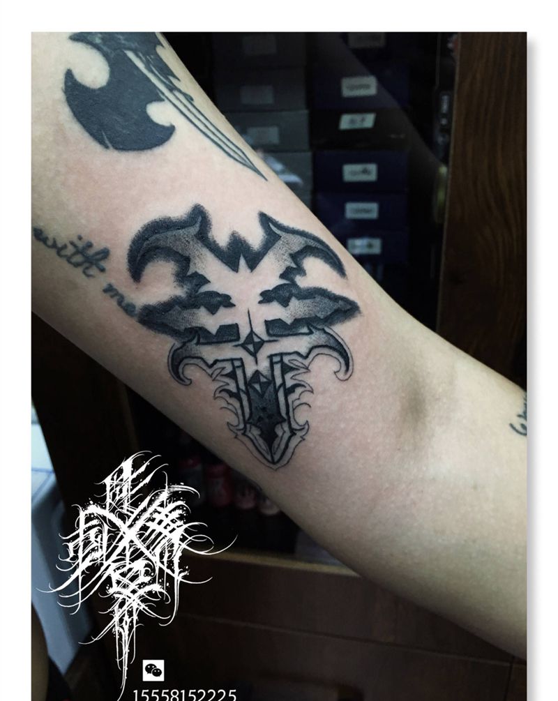 花体字纹身图片_手臂花体字纹身图案