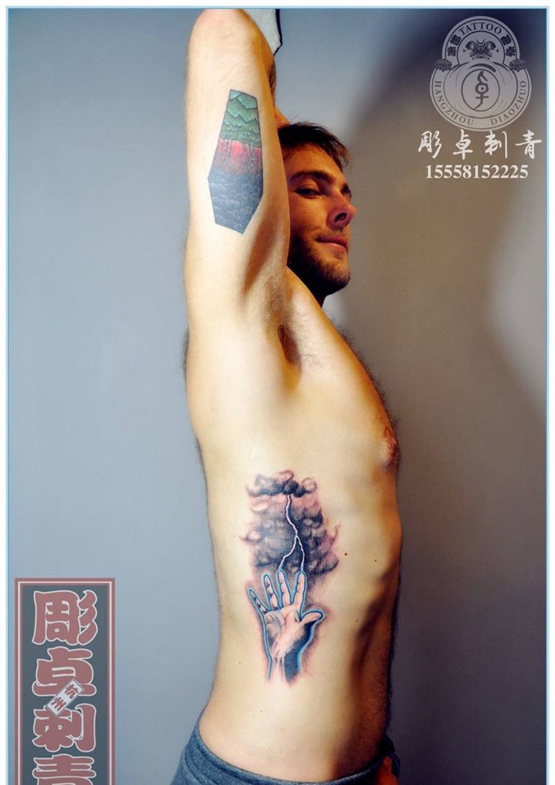 闪电侠？纹身图片_成品腰部欧美写实原创闪电手杭州纹身图案