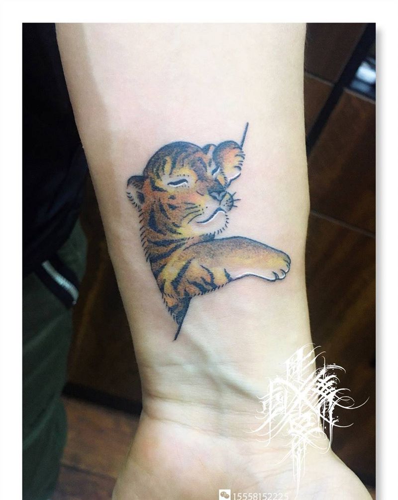 小脑斧纹身图片_手臂水彩老虎小清新纹身图案