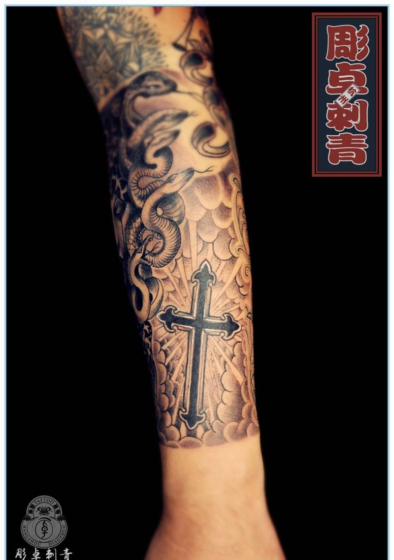 十字架纹身图片_成品手臂欧美清新宗教十字架纹身图案