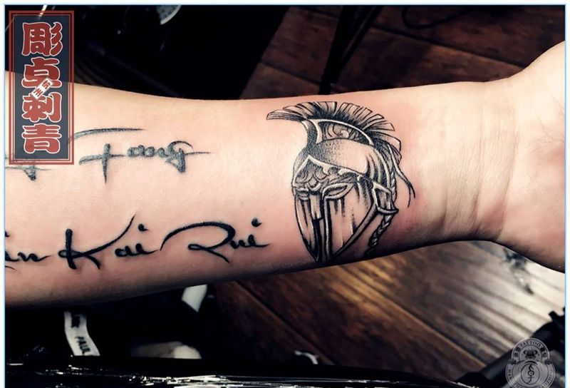 头盔纹身图片_成品手臂清新纹身图案