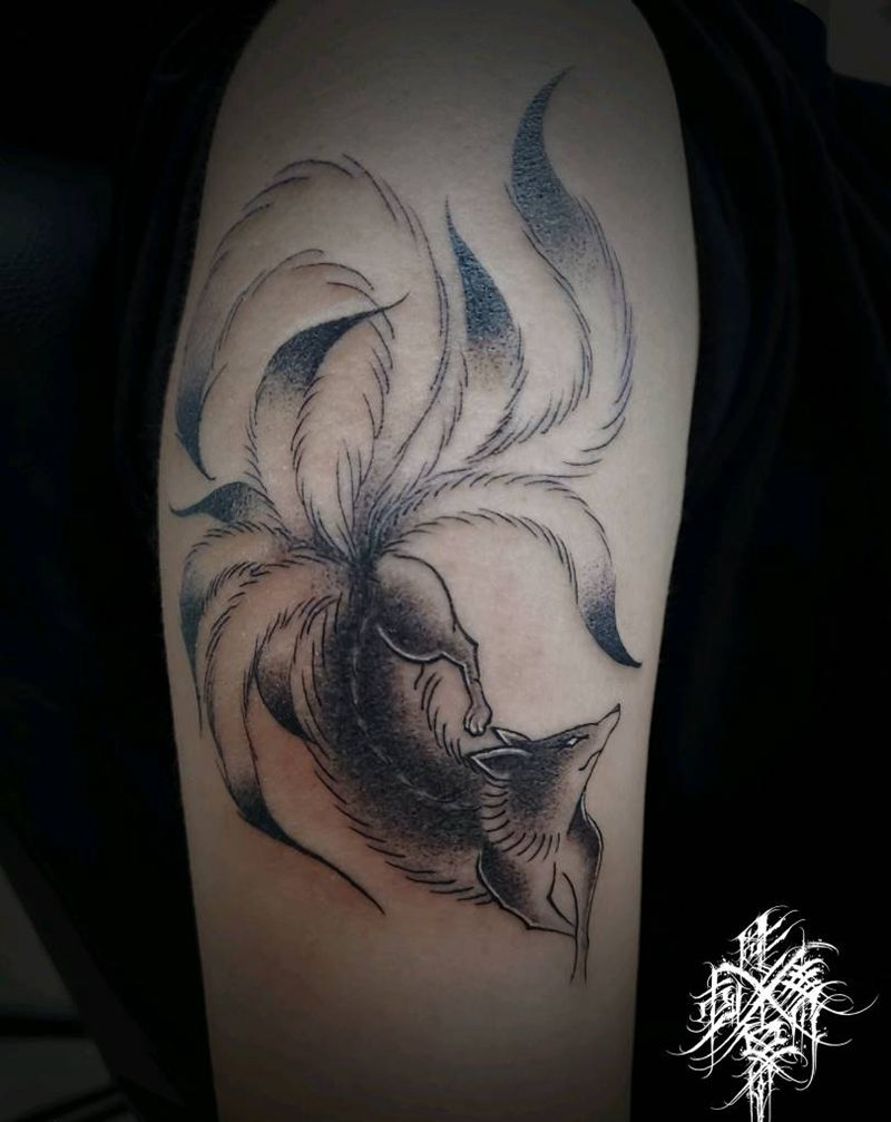 九尾狐纹身图片_手臂老传统九尾狐纹身图案