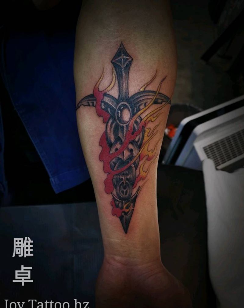 剑纹身图片_手臂Old School纹身图案