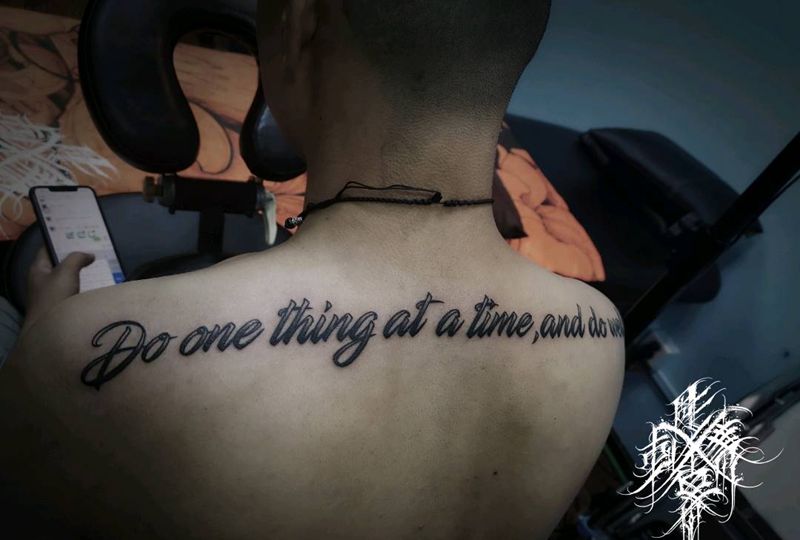 肩部英文纹身图片_肩部花体字纹身图案