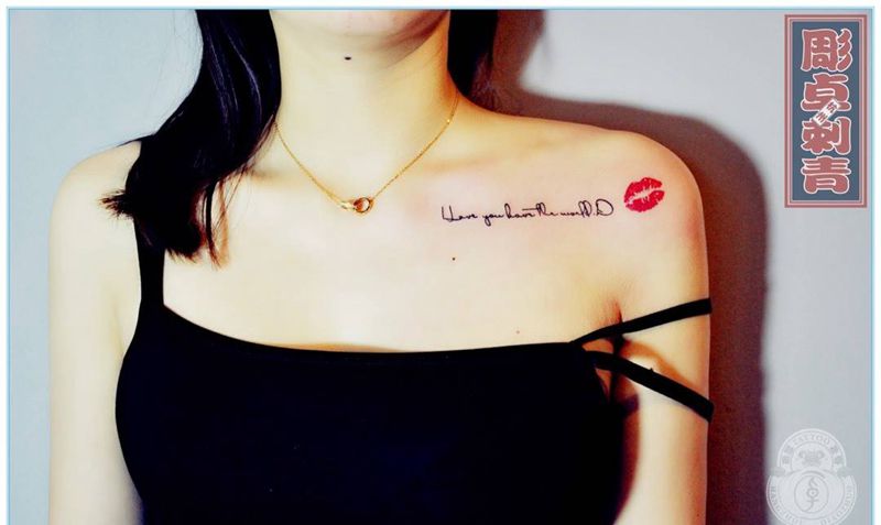 锁骨英文唇印纹身图片_成品颈部清新锁骨杭州英文唇印纹身图案