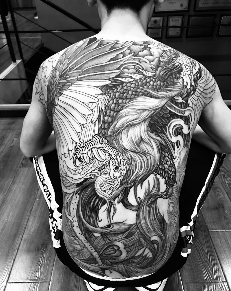 凤凰纹身图片_背部新传统凤凰纹身图案