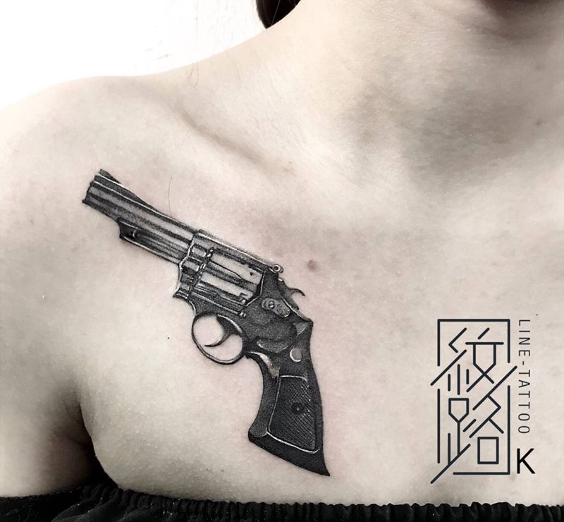 枪纹身图片_肩部欧美写实纹身图案