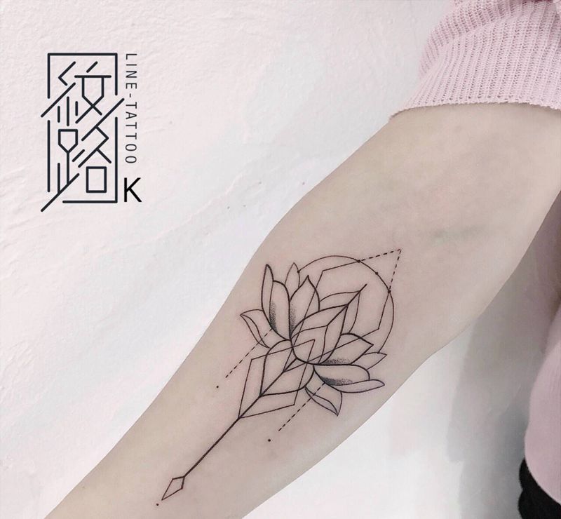 莲花纹身图片_手臂莲花线条纹身图案